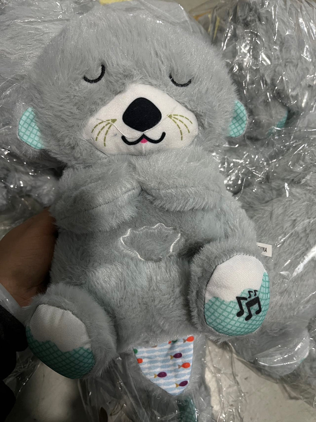 Máquina de sonido Lontra Acurrúcate y Tranquiliza Juguete de peluche portátil para bebé con detalles sensoriales música luces y movimiento rítmico de respiración